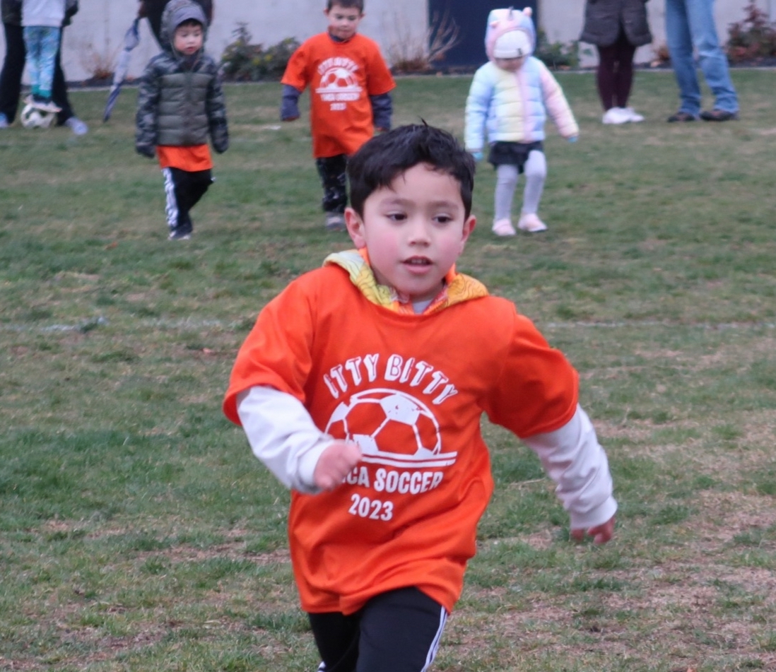 Niño jugando al fútbol